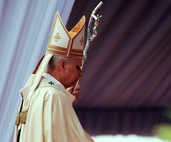 Pope Urges Angola to Overcome Divisions at Mass Attended by 100,000 People