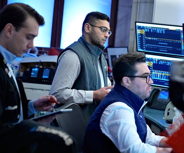 Stocks Sink With No Clear End to the Iran War