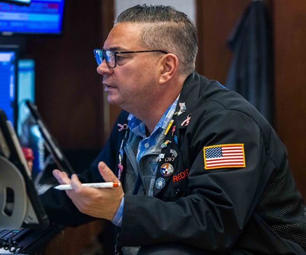 Wall St Closes Lower as AI Funding Jitters Drag Tech