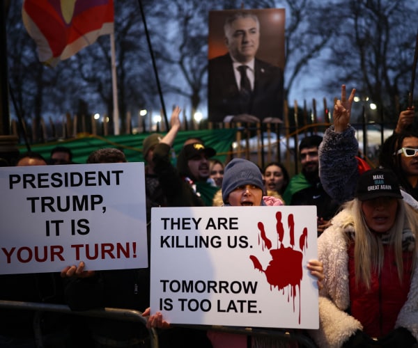 US Warns Americans to Exit Iran as Protests Intensify