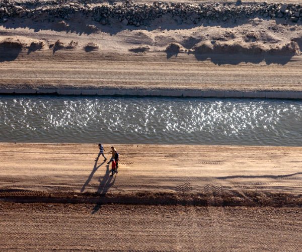 1-Day Record Set for Migrant Crossings at Border