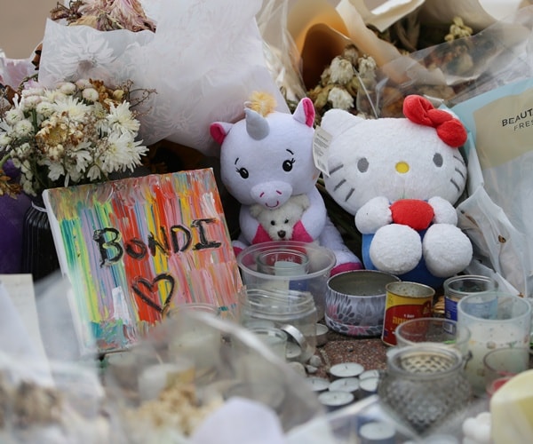 Christmas Celebrations Muted at Bondi as Australians Grieve After Deadly Shooting