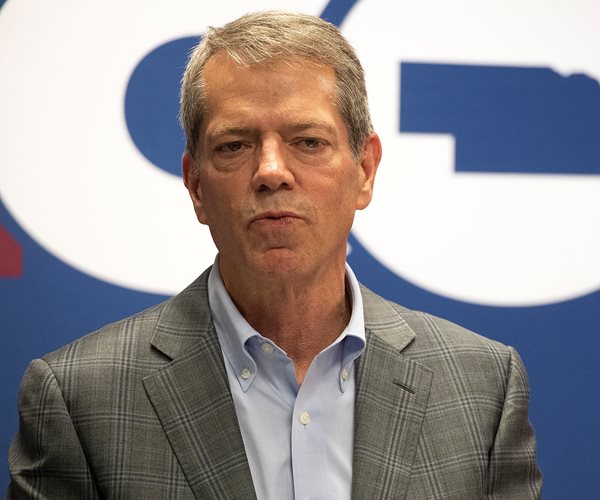 Nebraska Gov, Pols Urge Social Media Limits for Minors