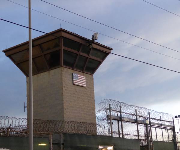 US Transfers 11 Yemeni Detainees From Gitmo to Oman