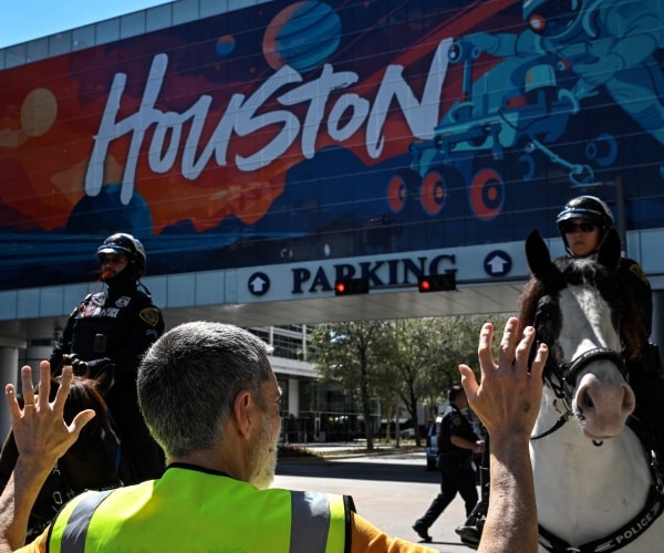 Houston Union Courts NYPD Cops After Mamdani Win