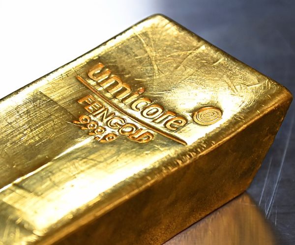 Gold Hits Record $4,600 as Trump-Powell Clash Shakes Investors