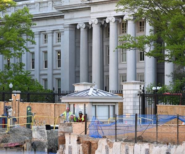 Appeals Court Extends Pause in WH Ballroom Dispute, Seeks Further Review