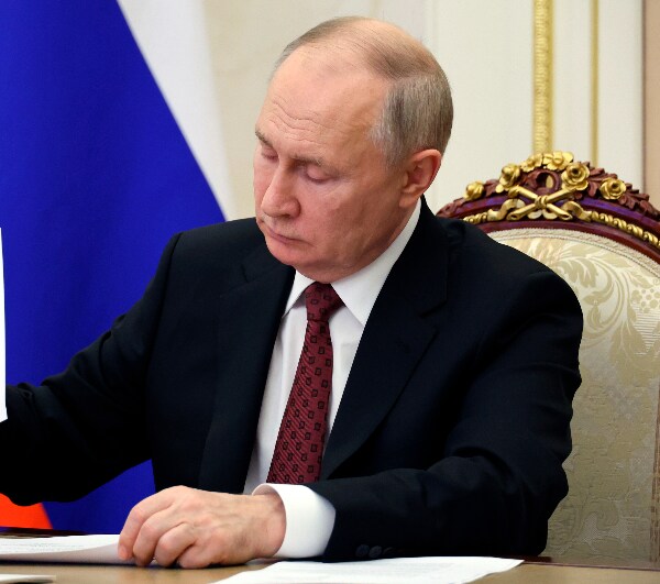 Putin Views 'Nuclear Button' as Re-election Bid Nears