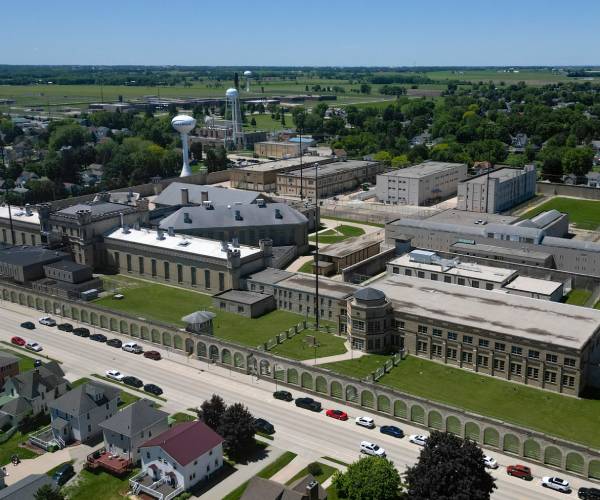 Wisconsin Prison Warden, Staff Charged in Inmate Deaths