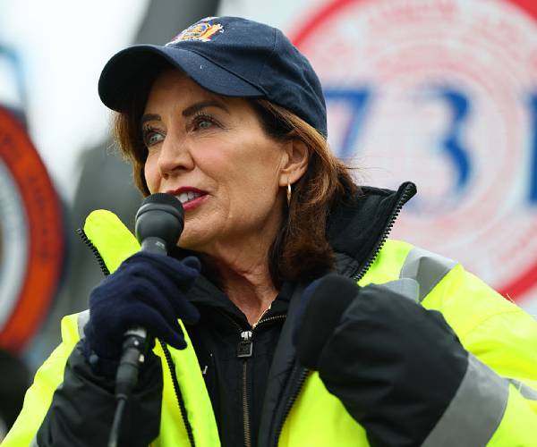 Democrats Seek $1,700 Tariff Refunds After Ruling