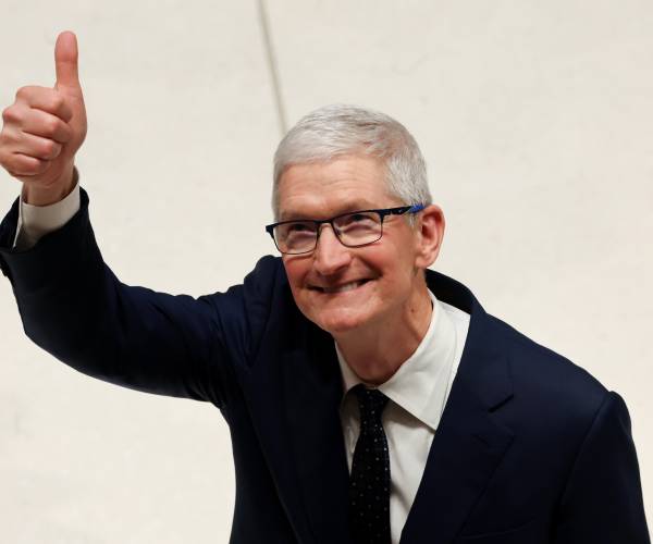 Apple CEO Tim Cook Meets With Trump at Mar-a-Lago