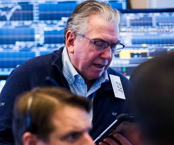 Wall Street Closes Higher as Banks, Chips Rally